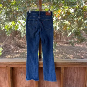 Levi’s Women's 725 High-Rise Bootcut Jeans Medium Wash Size 28/30 thumbnail 2