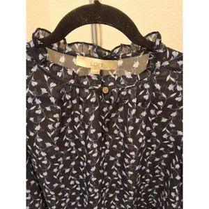 Ann Taylor Loft Size M Navy Blue Floral Peplum Hem Blouse thumbnail 5