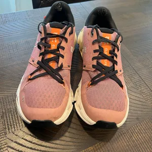 On cloud cloud flyer running shoes mauve pink 9 women thumbnail 2