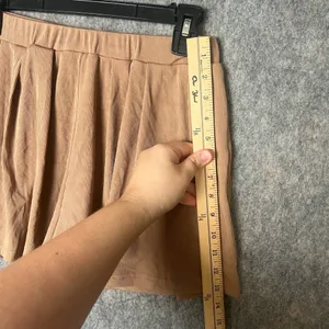 Cider Women Size Medium Flowy pleated tan‎ shorts with pockets thumbnail 3
