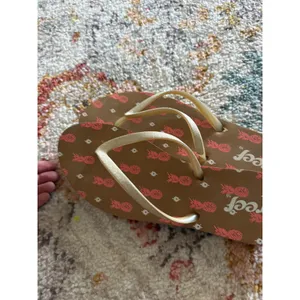 Reef Womens Size 10 Pineapple Print Flip‎ Flops Brown Pink Gold Metallic Straps thumbnail 2