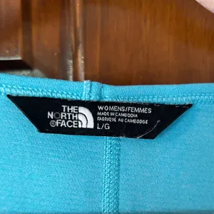 North Face Women's Light Blue V-Neck Top Size Large thumbnail 3