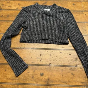 Speechless Womens Gray Black‎ Long Sleeve Cropped Pullover Sweater Size XS thumbnail 1