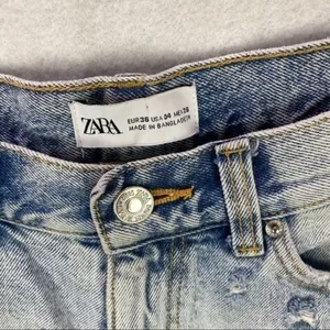 Zara Womens Shorts Size‎ 4 Distressed Light Wash Denim High Rise Cutoff Festival thumbnail 3