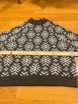 Old navy snow flakes holiday print mock neck sweater size XXlarge . thumbnail 5