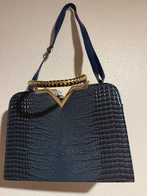 Stylish and elegant handbag in good condition. Perfect for everyday use, work, shopping, or going out. Spacious enough to carry your essentials and easy to match with different outfits. Please check the photos for the exact condition and details. thumbnail 1