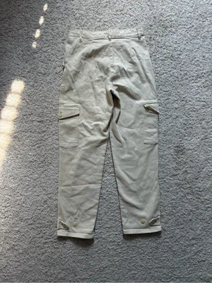 Aritzia Women’s Cargo Pants in Light Beige thumbnail 4