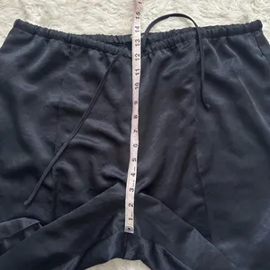 Madewell Pants Petite Pintucked Slim Pull-On Pants in Satin True Black Sz PXL thumbnail 13