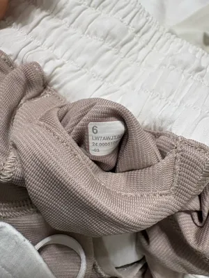 Lululemon Hotty Hot 4" thumbnail 3