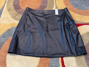 NWT Gap Faux Leather Black Short Mini Skirt Women’s Size Large thumbnail 1