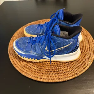 Nike Kyrie sisterhood Sneakers‎ thumbnail 2