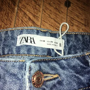 Zara ripped distressed light wash boyfriend jeans thumbnail 3