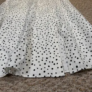 NWT LOFT Polka Dot Linen Blend Midi Skirt White Black Side Zip Slit Size 4 thumbnail 5