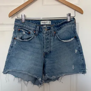 Abercrombie & Fitch The 90’s Baggy Low Rise Curve Love Jean Short Blue Size 2 26 thumbnail 2