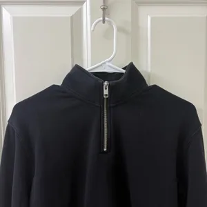 TNA Airy AF Fleece Perfect Cropped Sweatshirt from Aritzia in Black thumbnail 2
