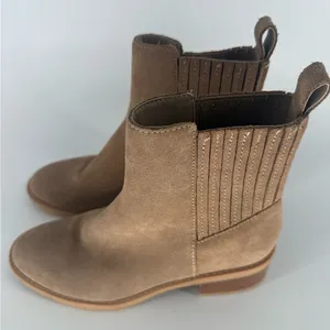 Dolce Vita Farlin Chelsea Bootie Ankle Boot Beige Brown Tan Suede Size 6 M EUC thumbnail 3