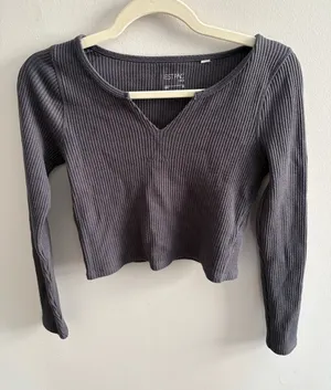 Aritzia Charcoal Ribbed V-Notch Long Sleeve Top thumbnail 1