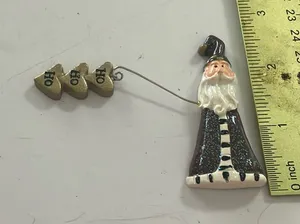 Seasonal novelty brooch thumbnail 1
