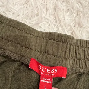 Guess Fleece Pull‎ On Logo Shorts Olive green gold size large thumbnail 4