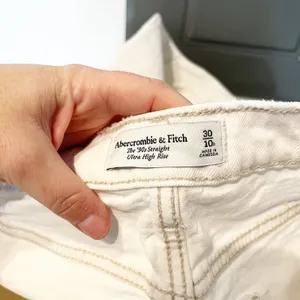 Abercrombie & Fitch The '90s Ultra High Rise Ripped Straight Jeans Cream 30 / 10 thumbnail 3
