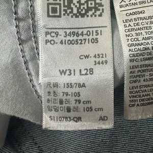 Levis Wedgie Straight Jeans Womens Size 31x28 Distressed Button Fly Medium Wash thumbnail 8