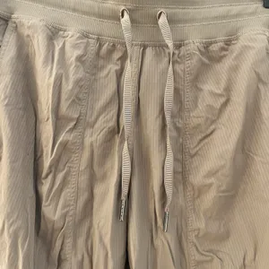Lululemon Dance Studio‎ Relaxed-Fit Mid-Rise Cargo Jogger Taupetastic Size S thumbnail 6