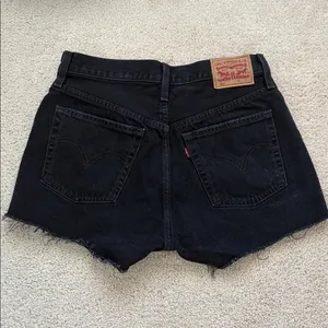 LEVI’S 501 Black Distressed Rip Raw Hem Denim Shorts Size 25 thumbnail 7