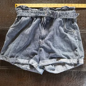 H&M Womens Cuffed Blue Jean Shorts Paperbag High Rise Elastic Waist Tie Belt 14 thumbnail 3