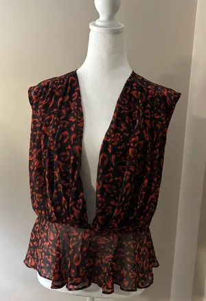 Astr Blouse Women’s Size M Black and Red Sleeveless V-Neck Peplum Blouse thumbnail 1