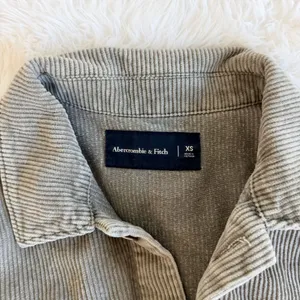 Abercrombie & Fitch Gray Corduroy Long Sleeve Button Up Shacket XS thumbnail 2