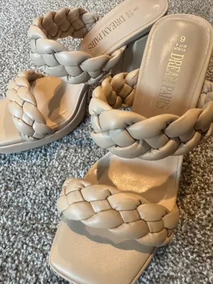 Brand new dream pairs size 6 platform heels thumbnail 2