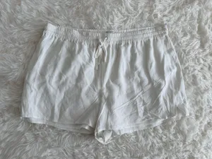Sunday Best by Aritzia White Crepe Lounge Pocket Shorts thumbnail 1