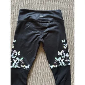 Alo Women's Yoga Goddess Leggings Black Ribbed Low Rise Butterfly Design Sz Xs thumbnail 6