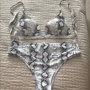 Snakeskin Print Women's Intimate Set Black Size L thumbnail 1