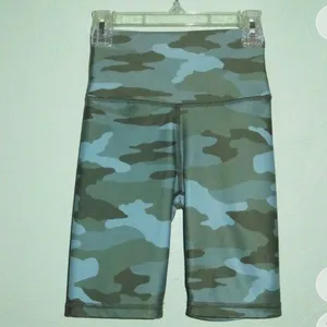OFFLINE By Aerie Real Me Xtra Hold Up! 7" Camo Bike Short Size Small thumbnail 3