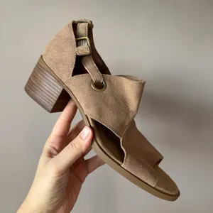 Koolaburra by UGG NWOT Ortholite Suede Taupe Heeled Kaiah‎ Sandals Size 9 thumbnail 2