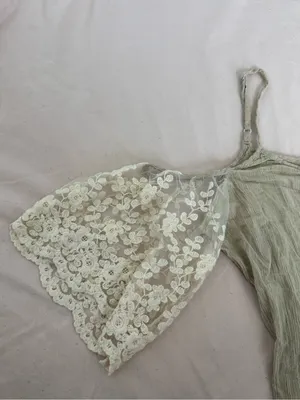 Umgee Cold Shoulder Top M Sage Green Gauze Crochet Lace Bell Sleeve Cami Blouse thumbnail 2