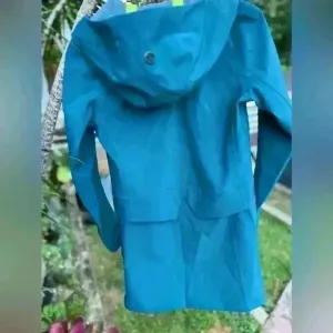 Lululemon $248 Rain or Shine Coat Trench Glyde Convertible Teal Blue Neon‎ Green thumbnail 5
