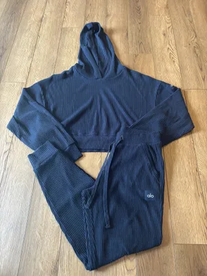 Alo yoga sweat set  thumbnail 1