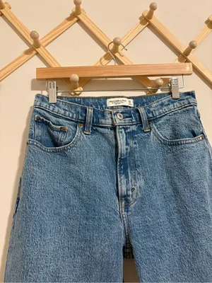 Abercrombie and Fitch The 90s Relaxed Jean size 6 thumbnail 2