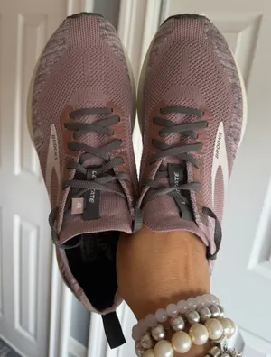 Brooks Women's Levitate 4 Pink/ Gray Running Shoes Size: 10.5B thumbnail 7