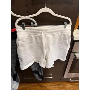 Lululemon‎ women's 12 scuba white shorts and black leggings thumbnail 2