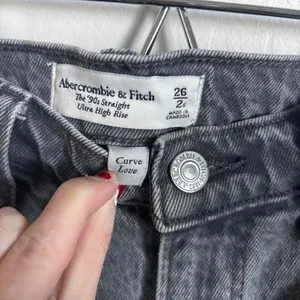 Abercrombie Curve Love 90s Straight Ultra High Rise Grey‎ Jeans Size 26/2S thumbnail 4