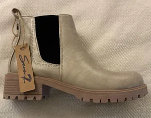 Seven7 NWT Billie Chelsea Boot Gold Women’s Sz 9 thumbnail 2