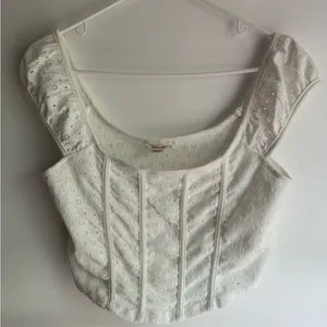 🛎️ Clearance Urban Outfitters White Puff Top Size-L thumbnail 1