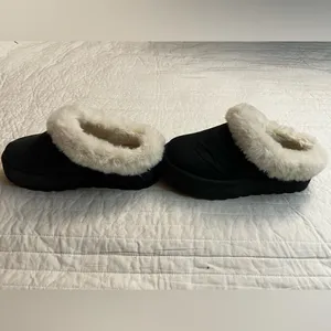 Steve Madden Unitie Faux Fur Platform Clog Slipper in black thumbnail 4