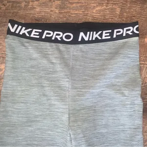 Nike PRO Leggings Women’s Size Medium Grey/Black thumbnail 3