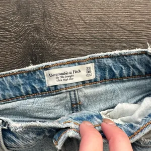 Abercrombie & Fitch The 90s Straight Ultra High Rise thumbnail 2