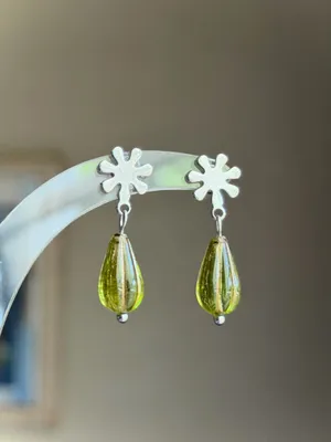 Handmade olive green color teardrop Czech glass earrings💚 thumbnail 2