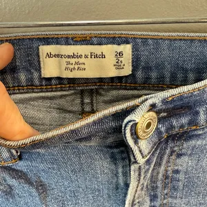 Abercrombie & Fitch‎ Women's The Mom High Rise Med Wash Denim Jeans Size 2 Short thumbnail 3